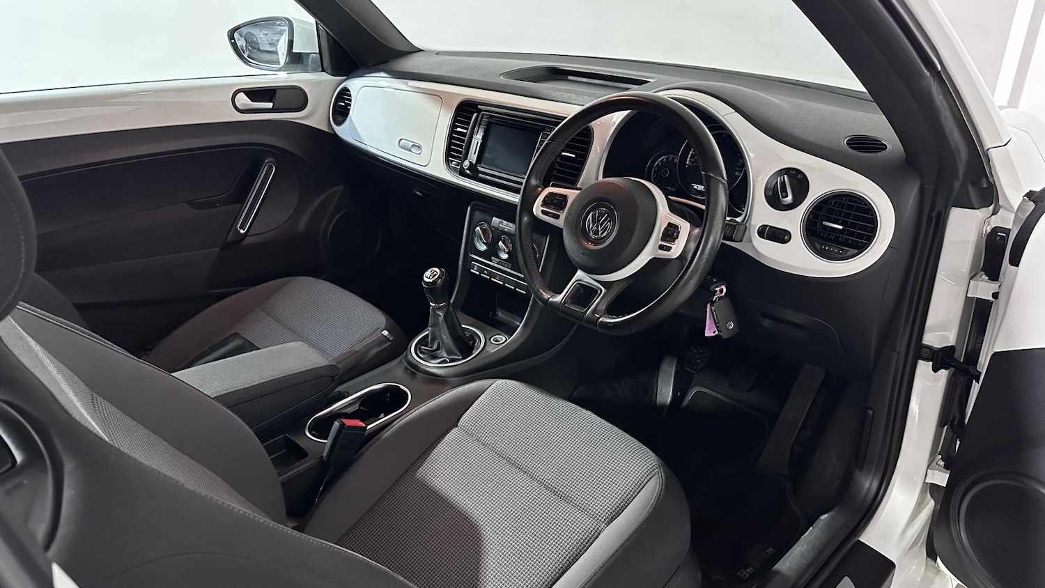 Used Volkswagen Beetle 2015 for sale - 77114370: Photo 9