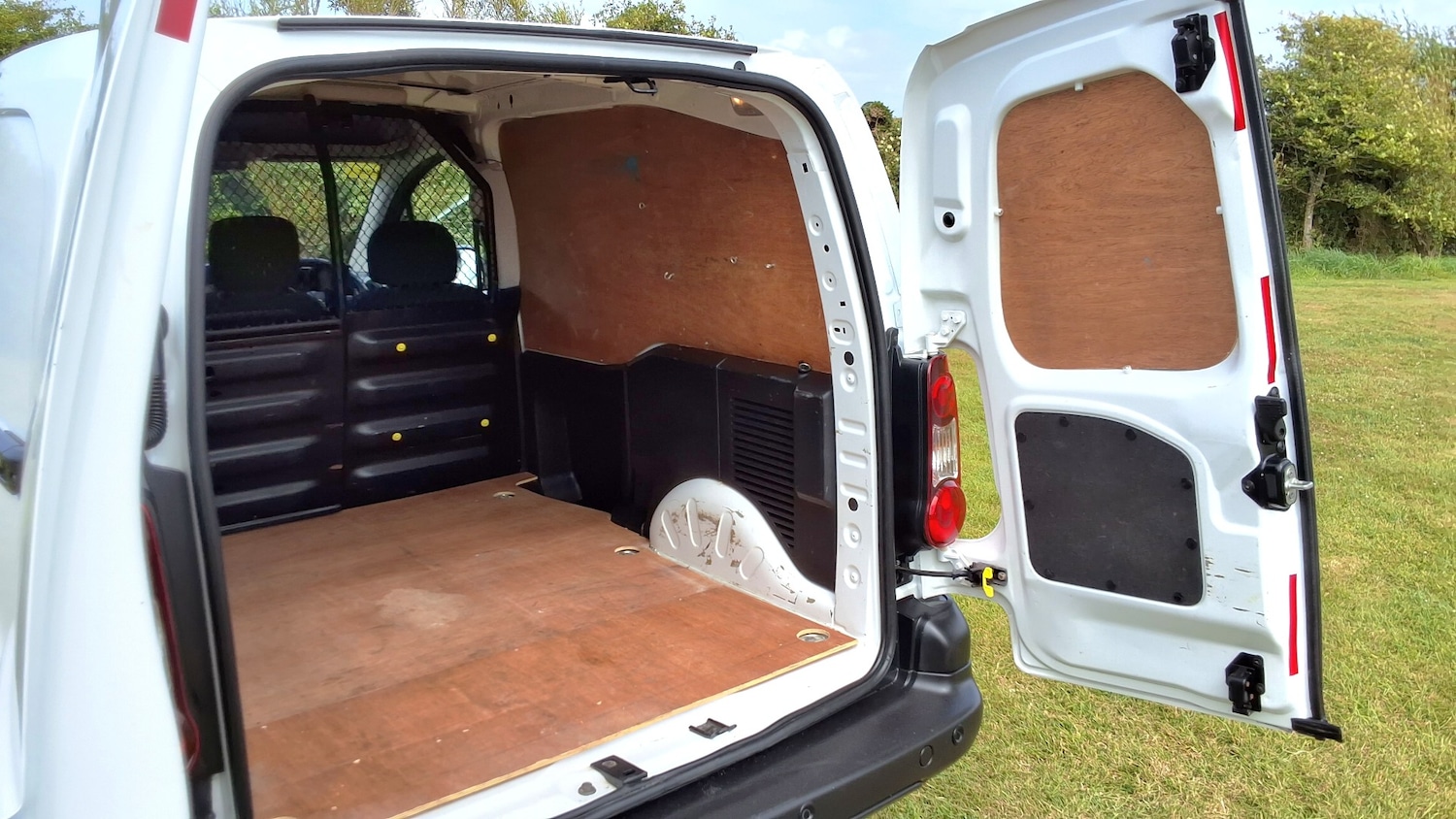 Used Peugeot Partner 2017 for sale - 76588327: Photo 8