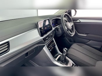 Used Volkswagen T-Roc 2024 for sale - 76222603: Photo