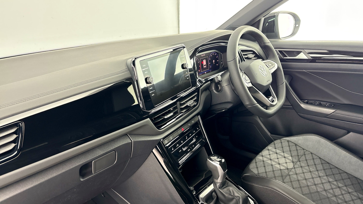 Used Volkswagen T-Roc 2025 for sale - 77781935: Photo 2