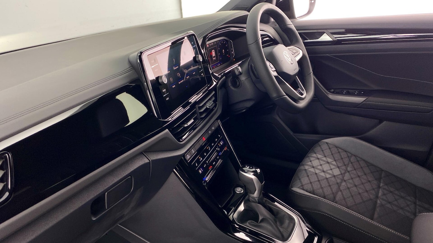 Used Volkswagen T-Roc 2025 for sale - 77813491: Photo 2