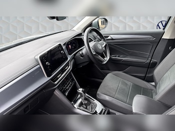 Used Volkswagen T-Roc 2024 for sale - 77602175: Photo