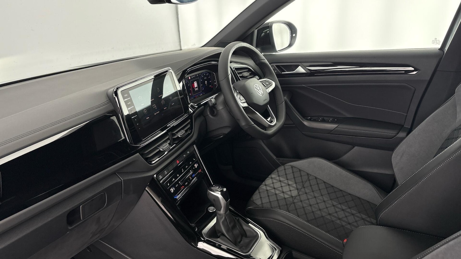 Used Volkswagen T-Roc for sale - 77602223: Photo 2