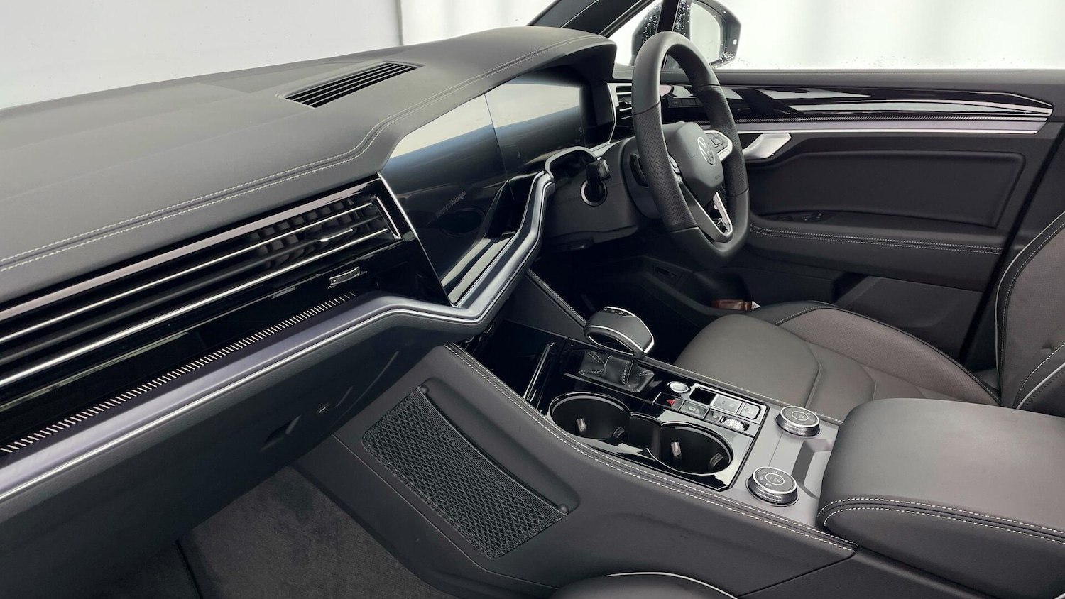 Used Volkswagen Touareg 2025 for sale - 77781929: Photo 2