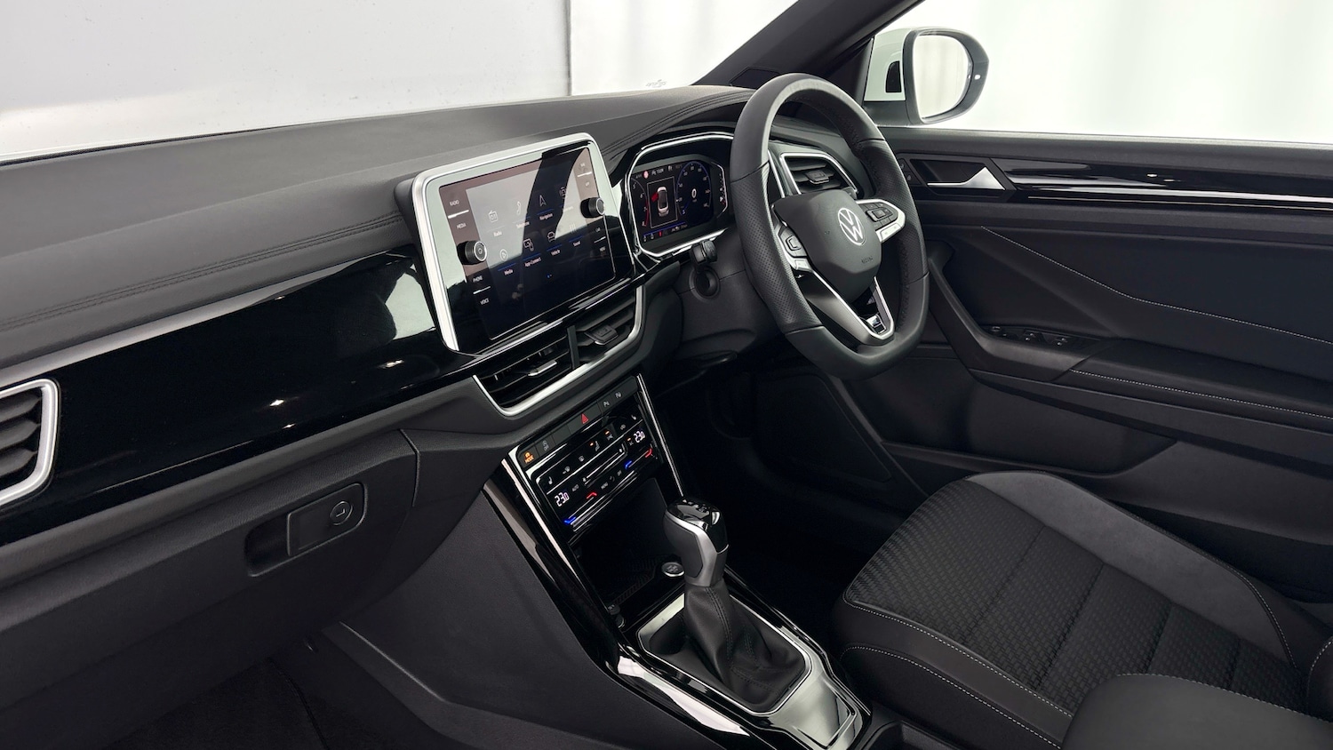 Used Volkswagen T-Roc 2025 for sale - 77639410: Photo 2