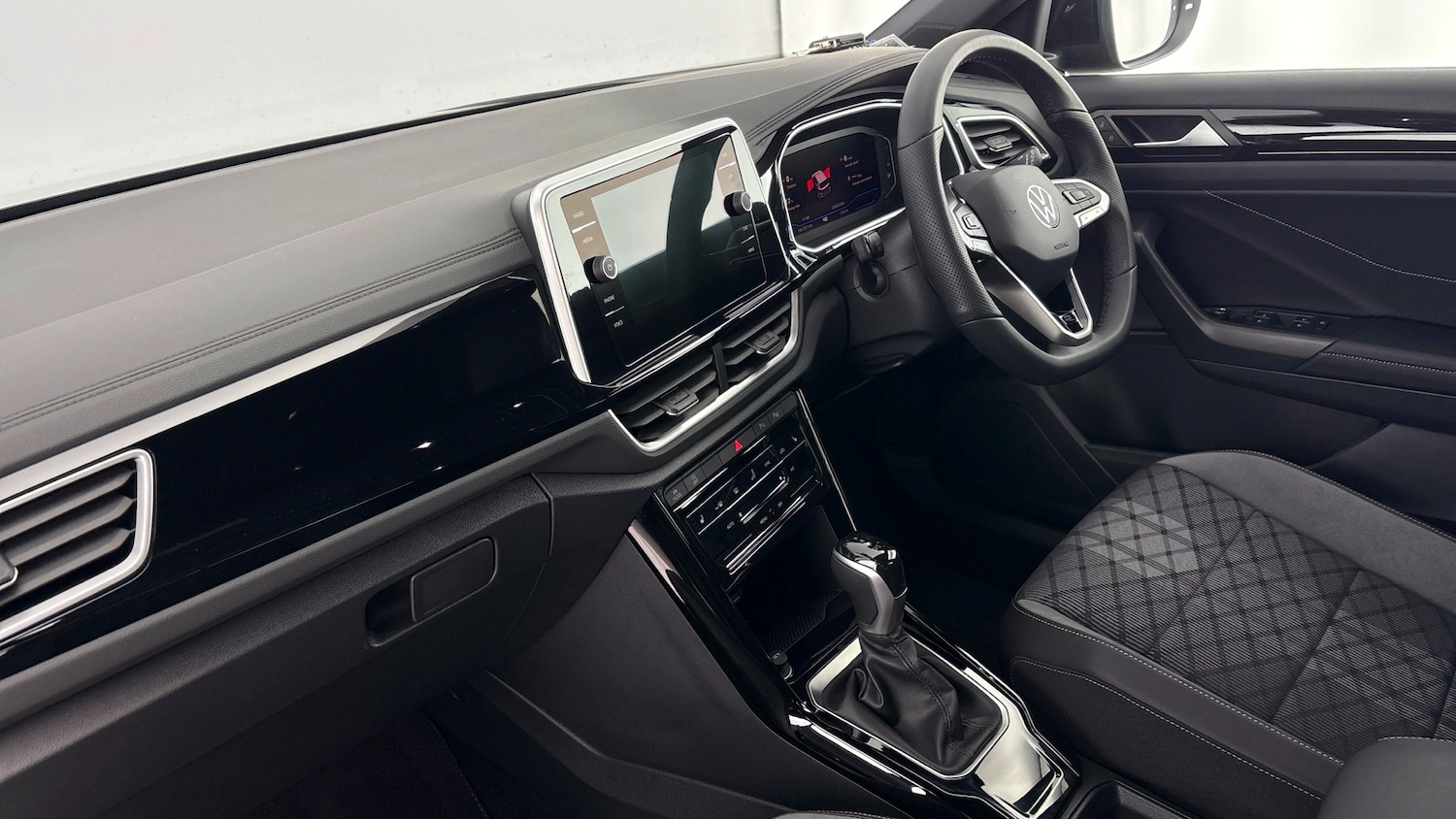 Used Volkswagen T-Roc 2025 for sale - 77639428: Photo 2