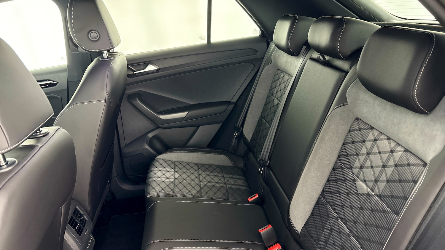 Used Volkswagen T-Roc 2025 for sale - 77639428: Photo 31