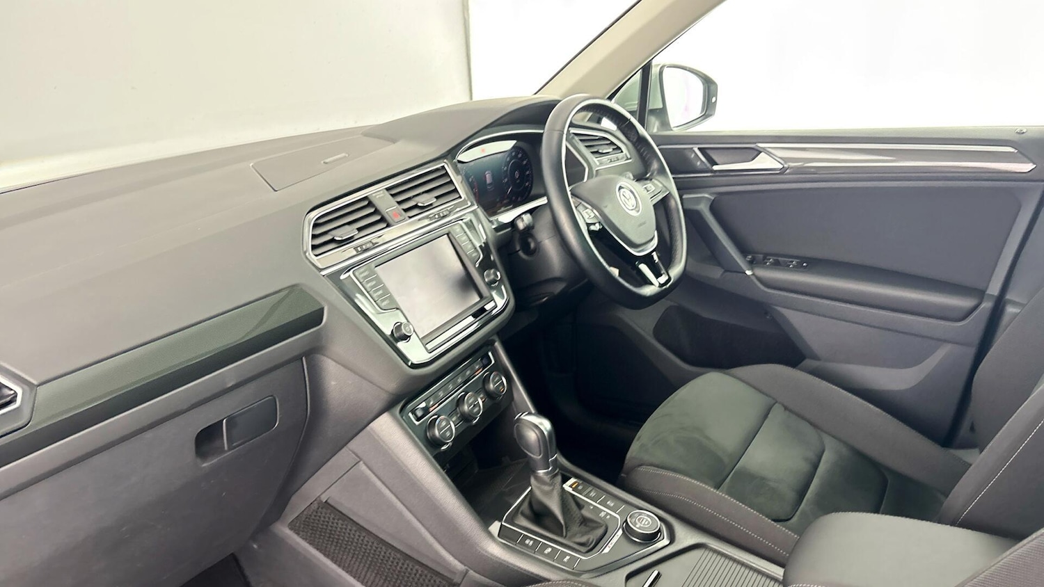 Used Volkswagen Tiguan 2017 for sale - 77504811: Photo 2