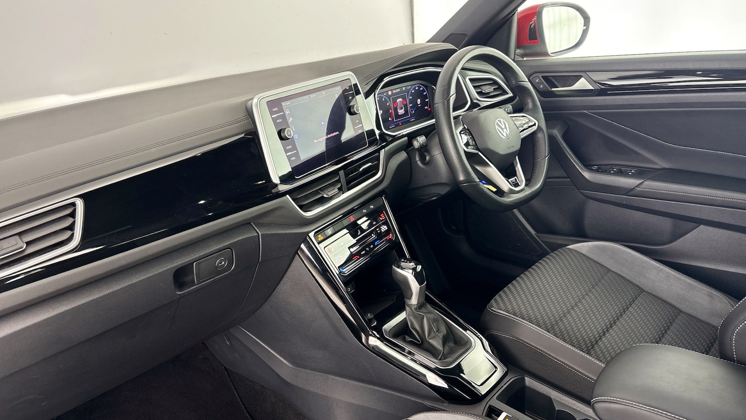 Used Volkswagen T-Roc 2023 for sale - 77639427: Photo 2