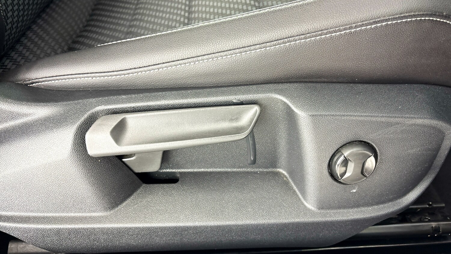 Used Volkswagen T-Roc 2023 for sale - 77639427: Photo 25