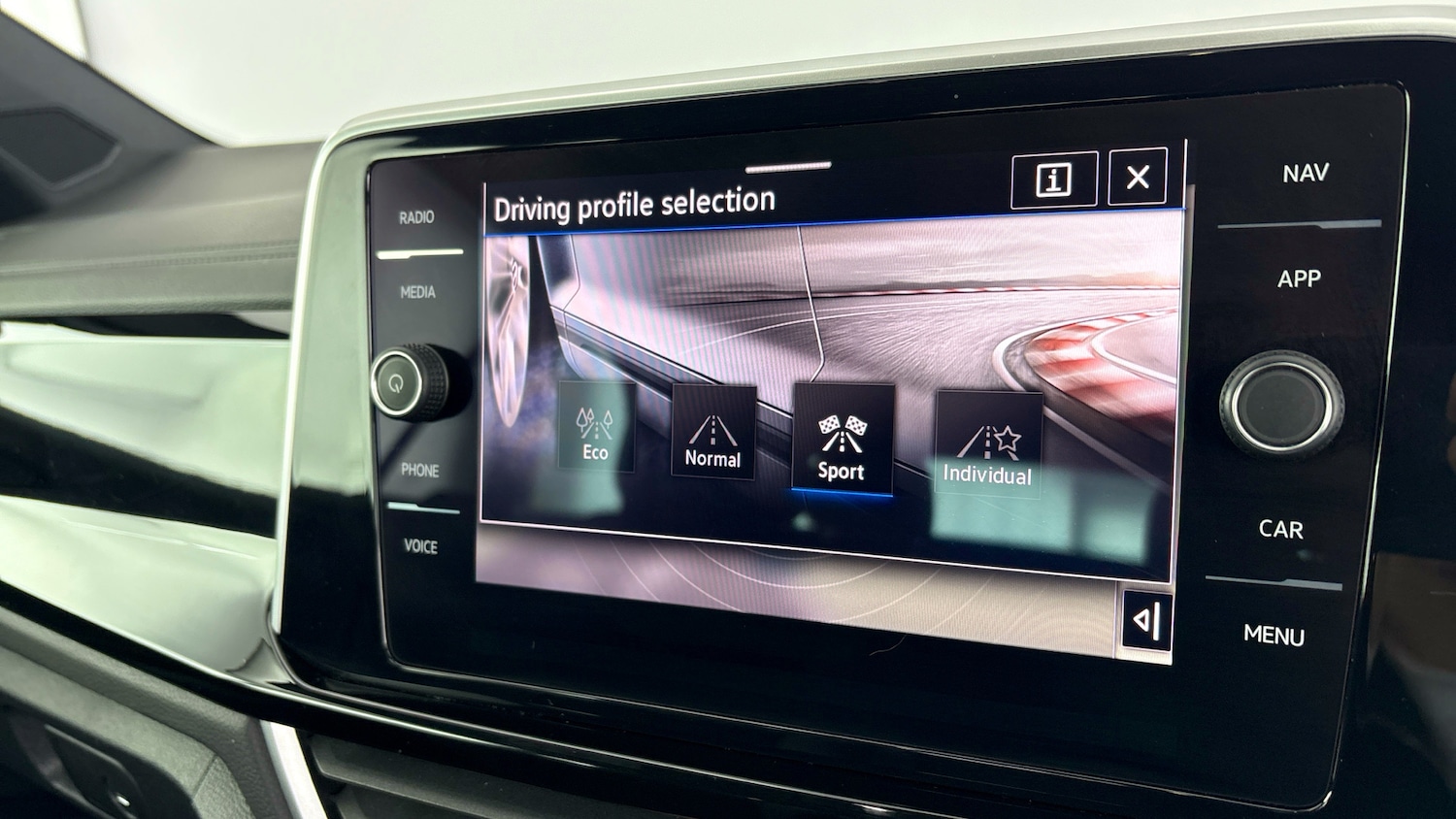 Used Volkswagen T-Roc 2023 for sale - 77639427: Photo 28