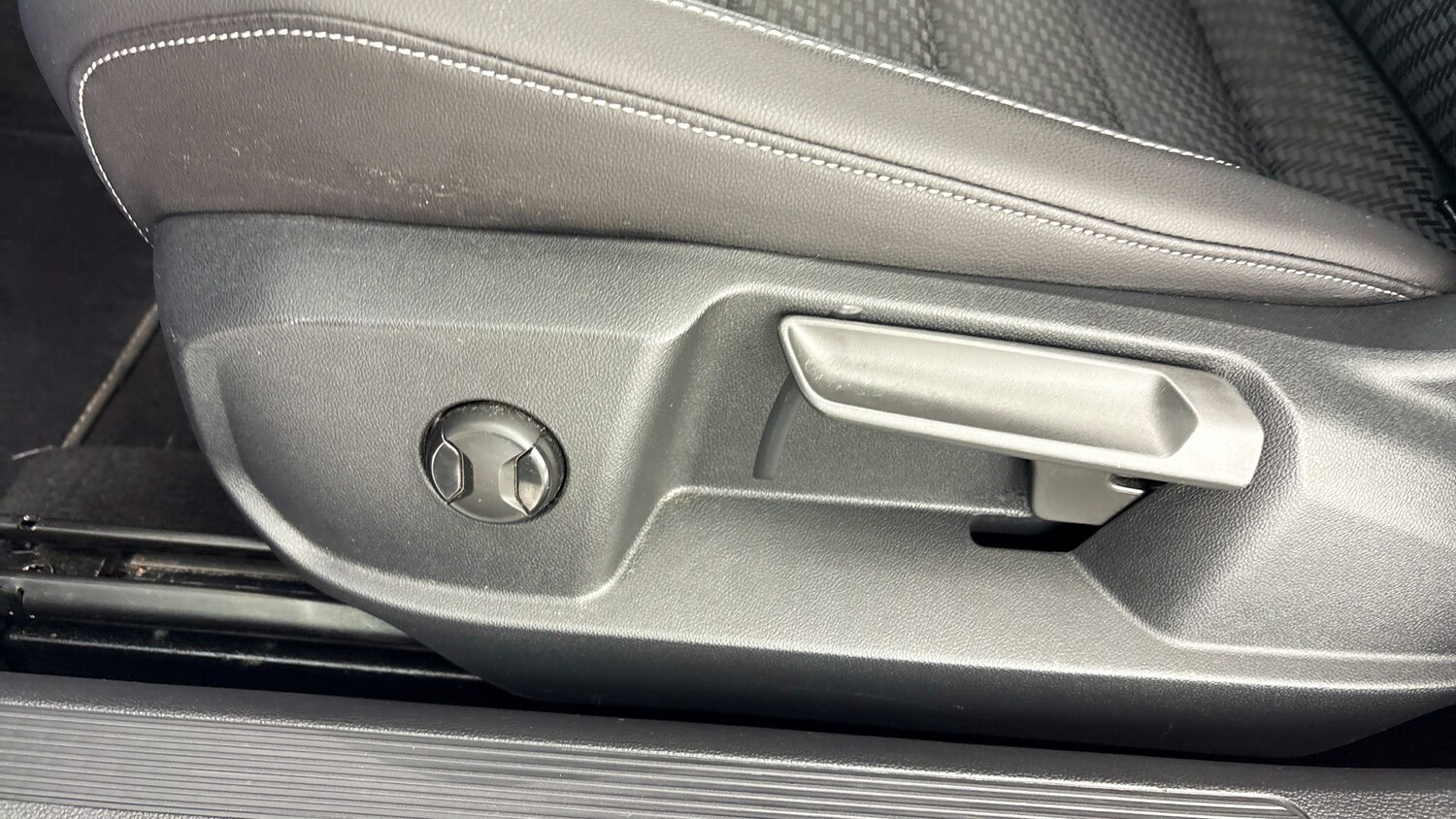 Used Volkswagen T-Roc 2023 for sale - 77639427: Photo 40