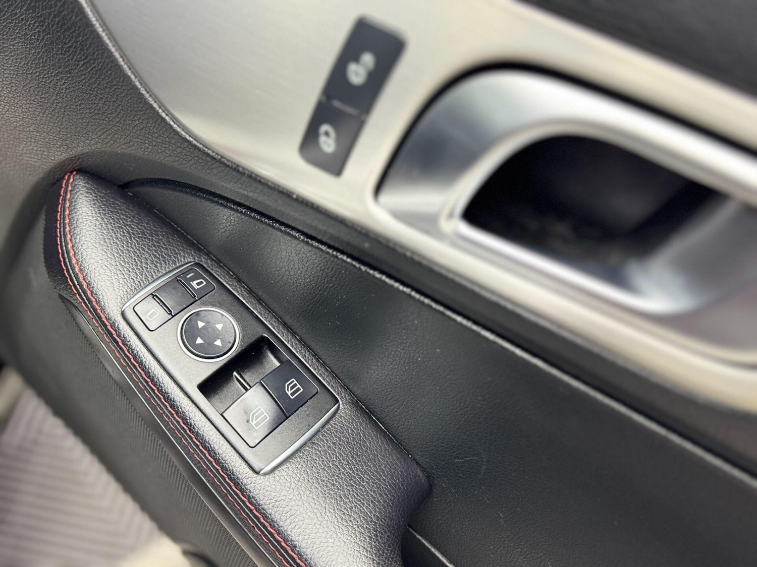 Used Mercedes-Benz SLK 2012 for sale - 75906551: Photo 24