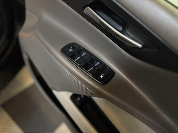 Used Jaguar XE 2016 for sale - 76224504: Photo 20