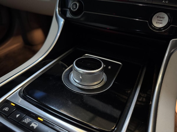 Used Jaguar XE 2016 for sale - 76224504: Photo 25