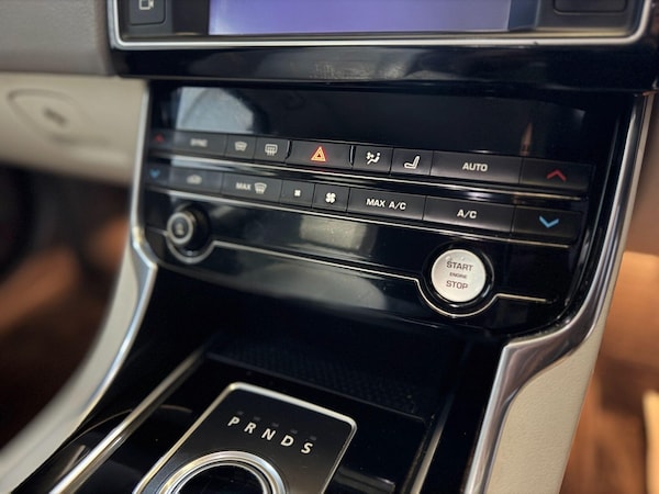 Used Jaguar XE 2016 for sale - 76224504: Photo 29