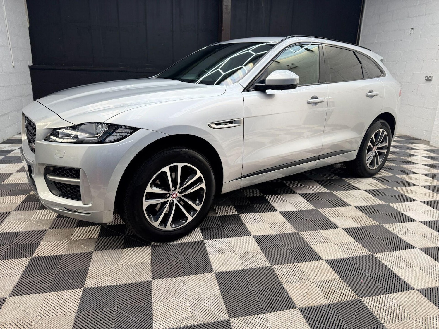 Used Jaguar F-Pace 2018 for sale - 76778169: Photo 11