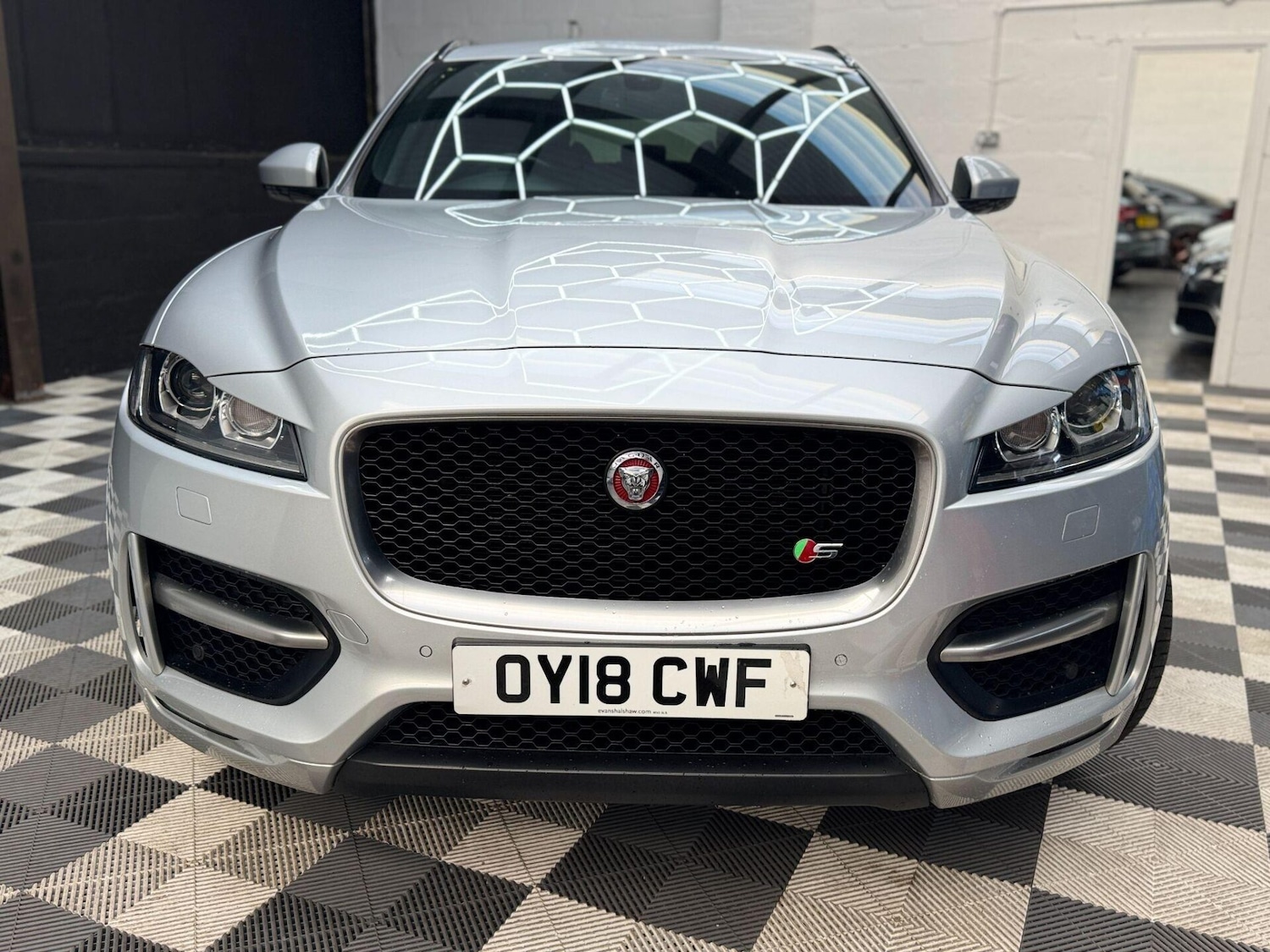 Used Jaguar F-Pace 2018 for sale - 76778169: Photo 2