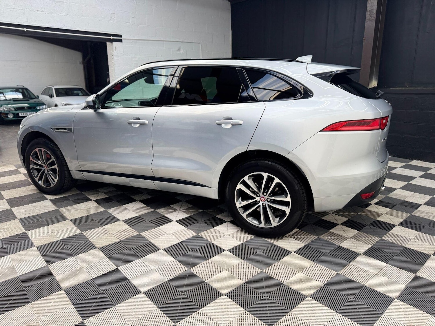 Used Jaguar F-Pace 2018 for sale - 76778169: Photo 4