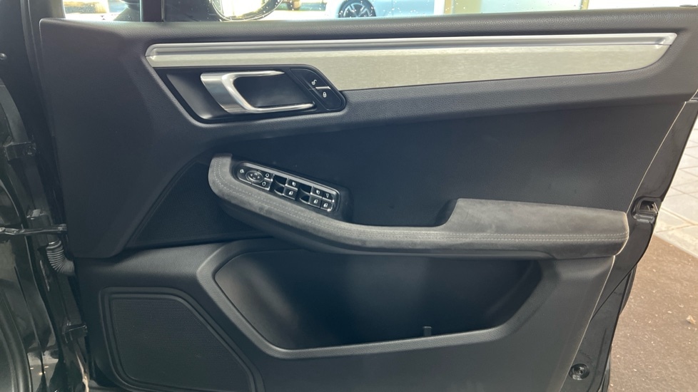 Used Porsche Macan 2018 for sale - 76780345: Photo 26