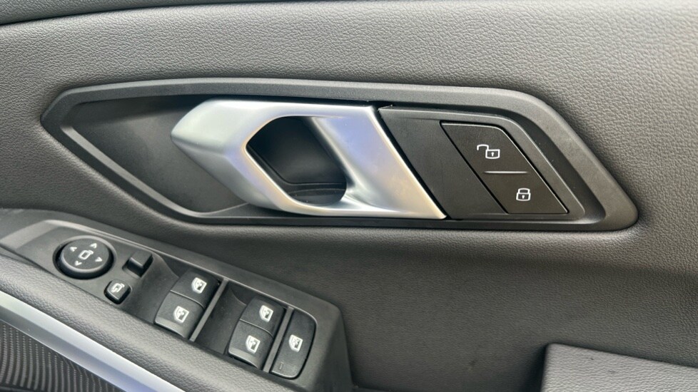 Used BMW 3 Series 2025 for sale - 76079170: Photo 32
