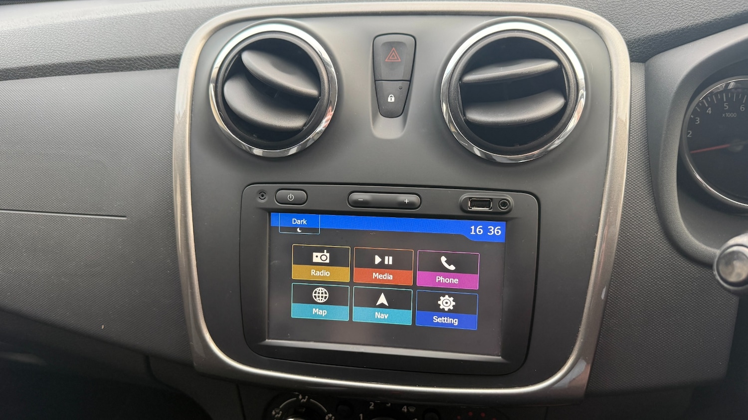Used Dacia Sandero Stepway 2016 for sale - 76343935: Photo 8