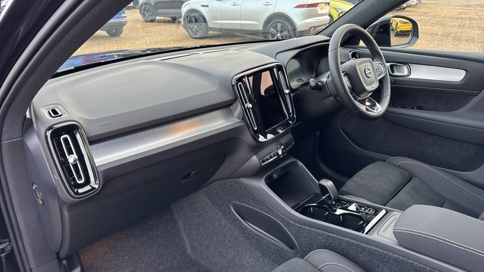 Used Volvo XC40 2025 for sale - 76874551: Photo 4