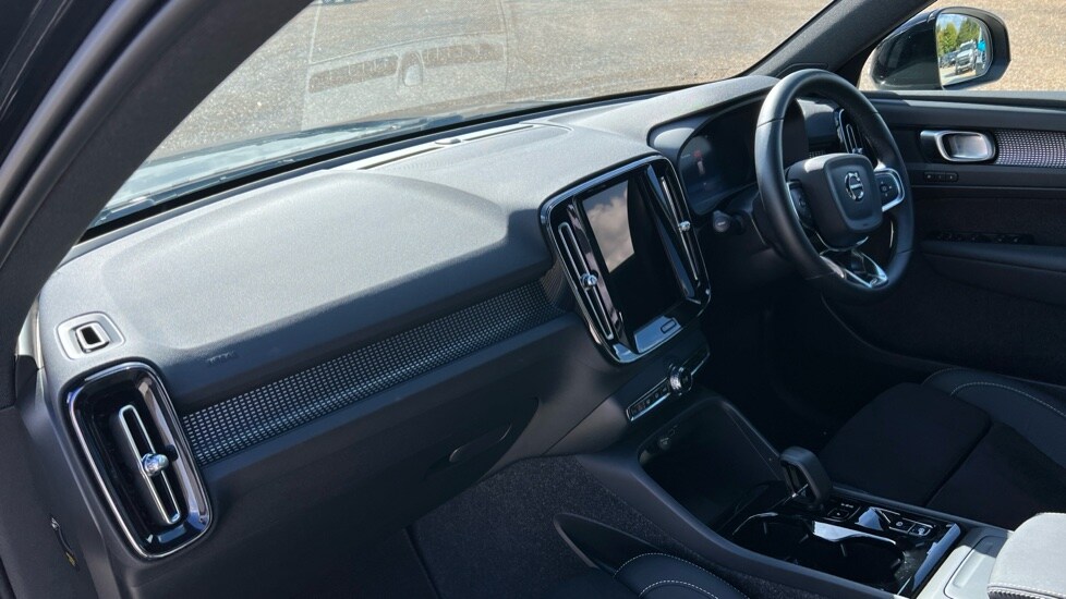 Used Volvo XC40 2025 for sale - 75943239: Photo 4