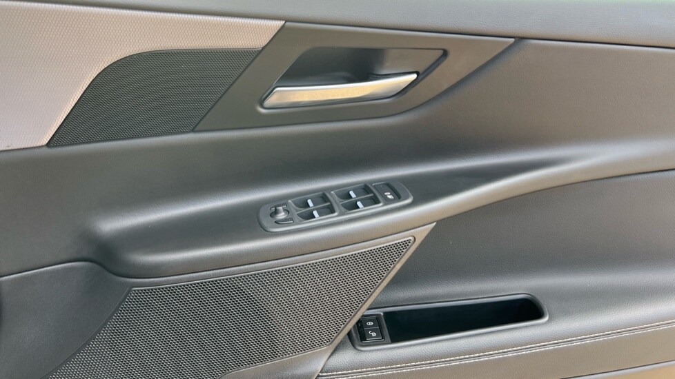 Used Jaguar XE 2016 for sale - 76104336: Photo 30