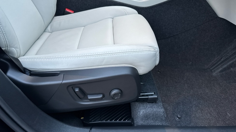 Used Volvo XC40 2025 for sale - 76942935: Photo 32