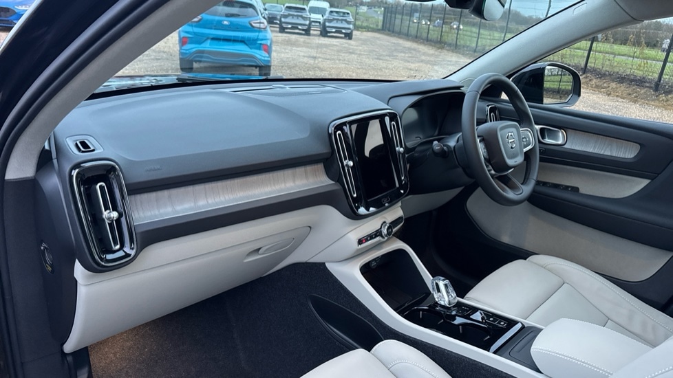 Used Volvo XC40 2025 for sale - 76942935: Photo 4
