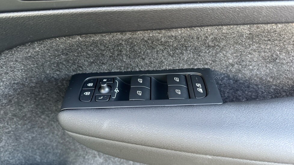 Used Volvo XC40 2023 for sale - 77021872: Photo 33