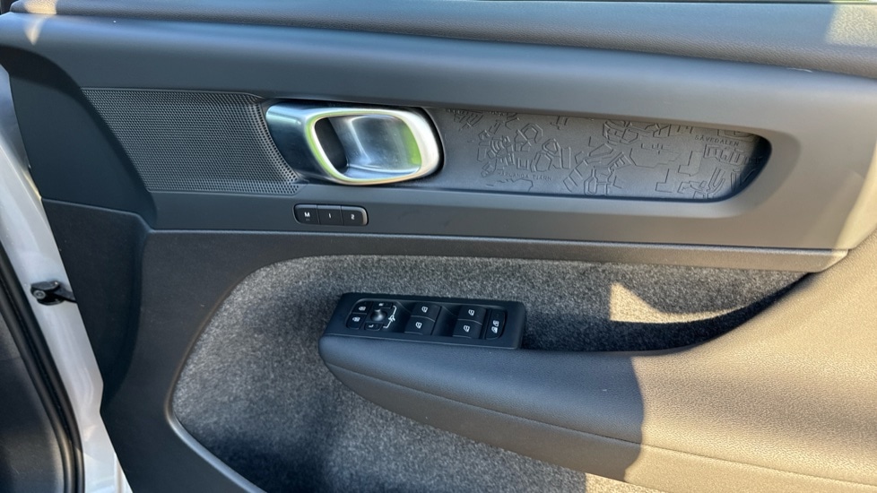 Used Volvo XC40 2023 for sale - 76937522: Photo 15