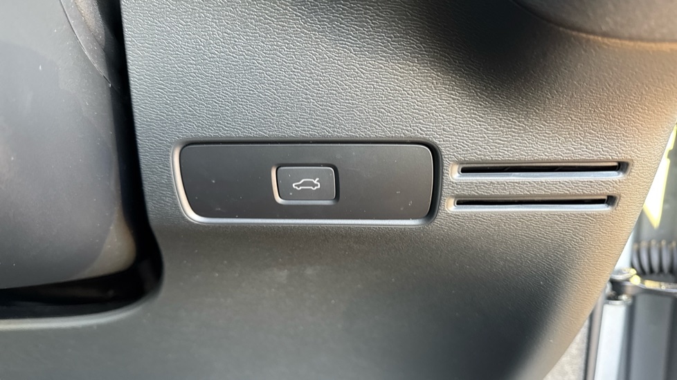 Used Volvo XC40 2023 for sale - 76937522: Photo 28