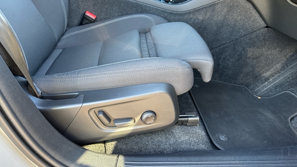 Used Volvo XC40 2023 for sale - 76937522: Photo 32