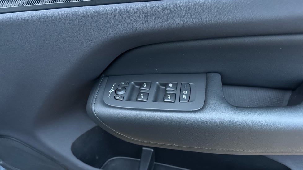 Used Volvo XC60 2022 for sale - 76901236: Photo 33