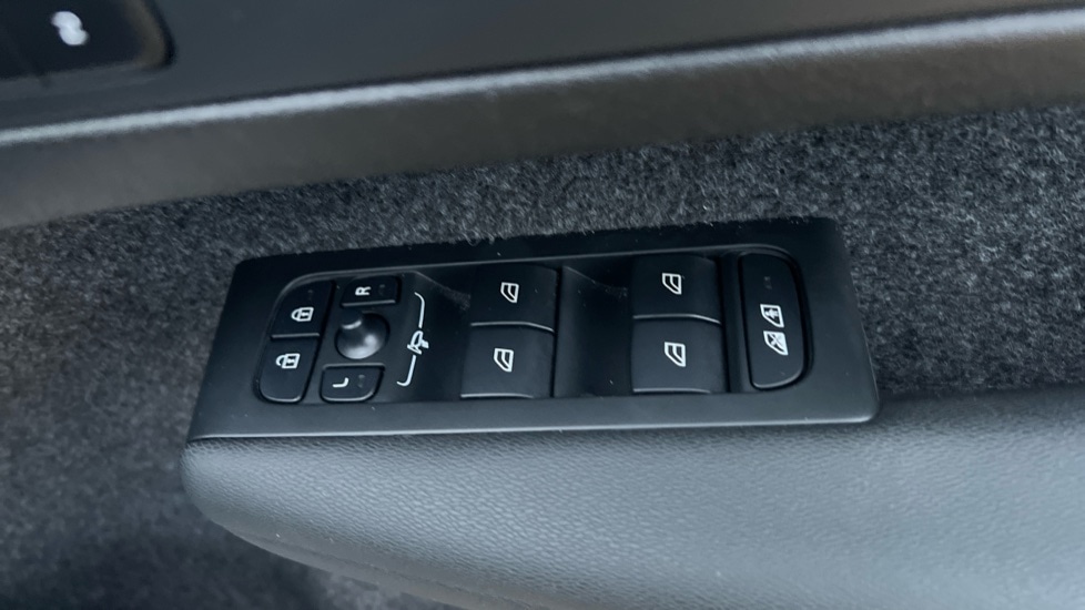 Used Volvo XC40 2025 for sale - 75886976: Photo 33