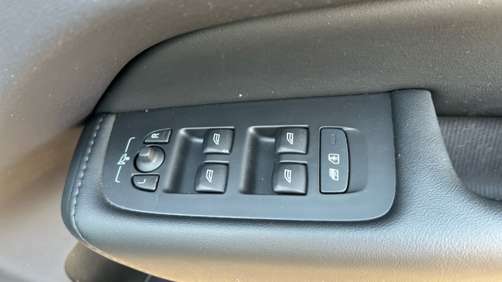 Used Volvo XC60 2023 for sale - 75984836: Photo 33