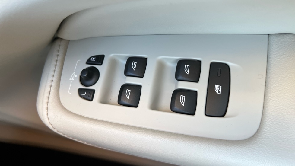 Used Volvo XC60 2017 for sale - 76672569: Photo 33