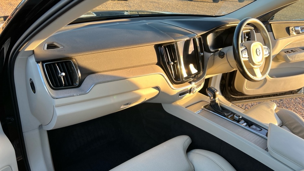 Used Volvo XC60 2017 for sale - 76672569: Photo 4