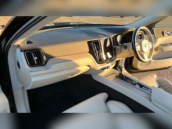 Used Volvo XC60 2017 for sale - 76731459: Photo