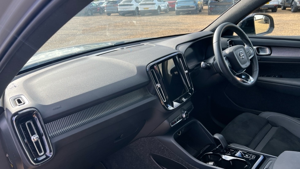 Used Volvo XC40 2025 for sale - 76332283: Photo 4