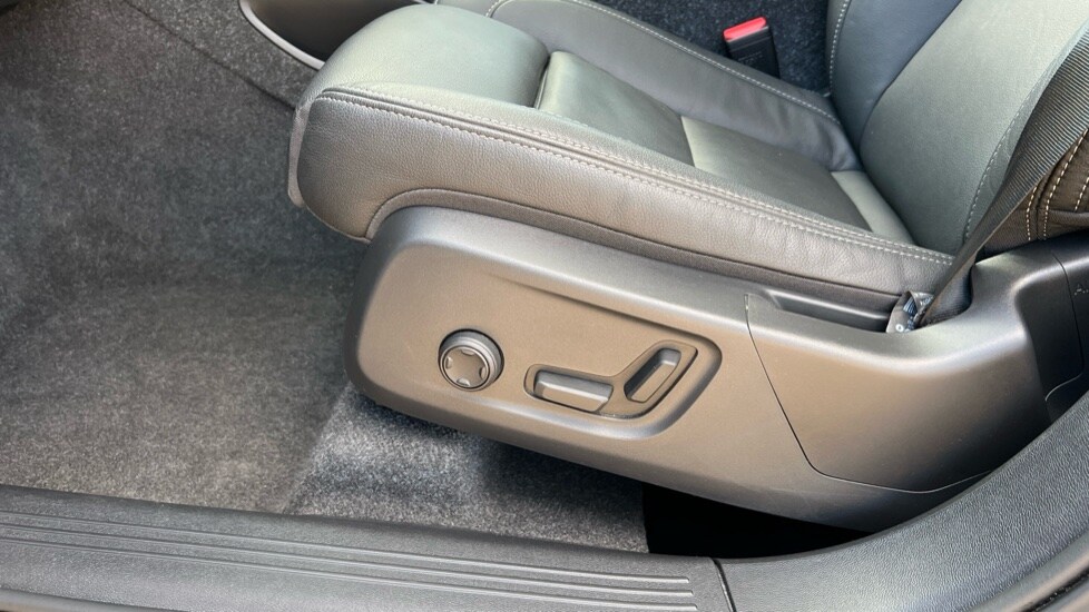 Used Volvo XC40 2024 for sale - 76647945: Photo 32