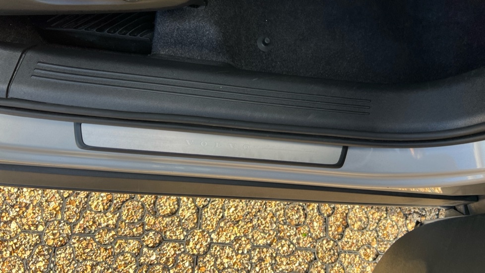 Used Volvo XC40 2024 for sale - 76647945: Photo 43