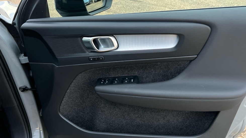 Used Volvo XC40 2023 for sale - 76328387: Photo 15