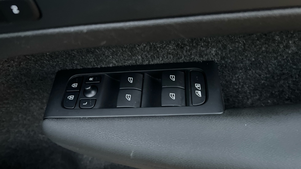 Used Volvo XC40 2023 for sale - 76328387: Photo 33