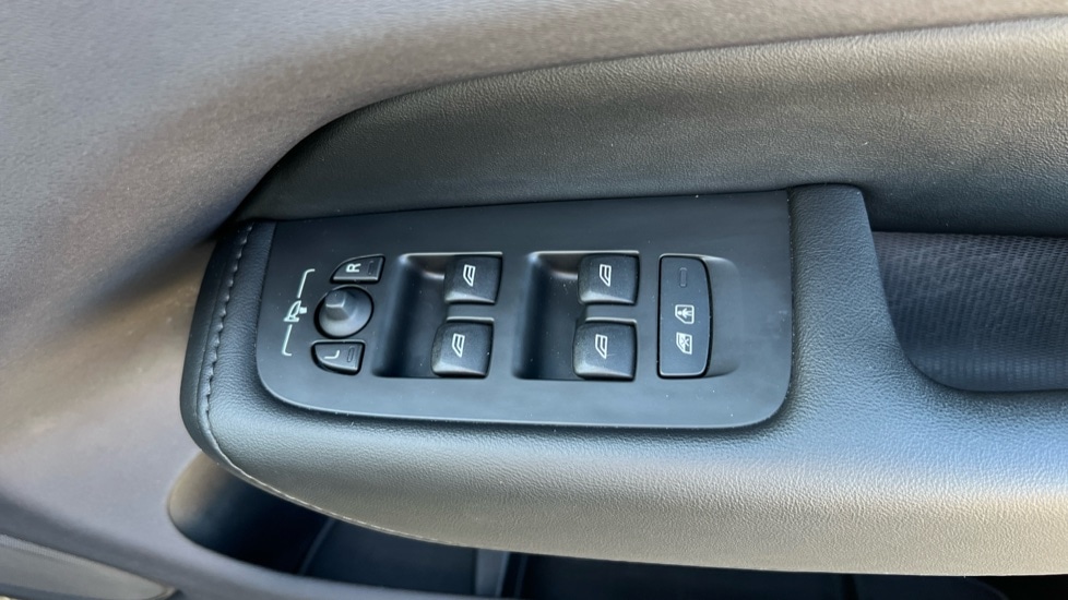 Used Volvo XC60 2023 for sale - 76593704: Photo 33