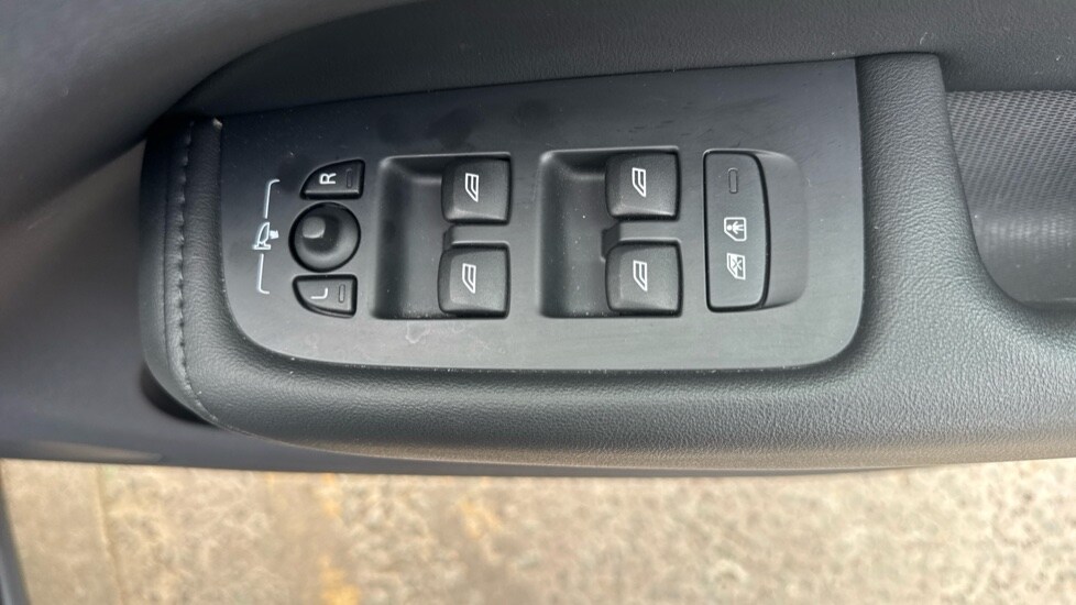 Used Volvo XC60 2023 for sale - 76086516: Photo 33