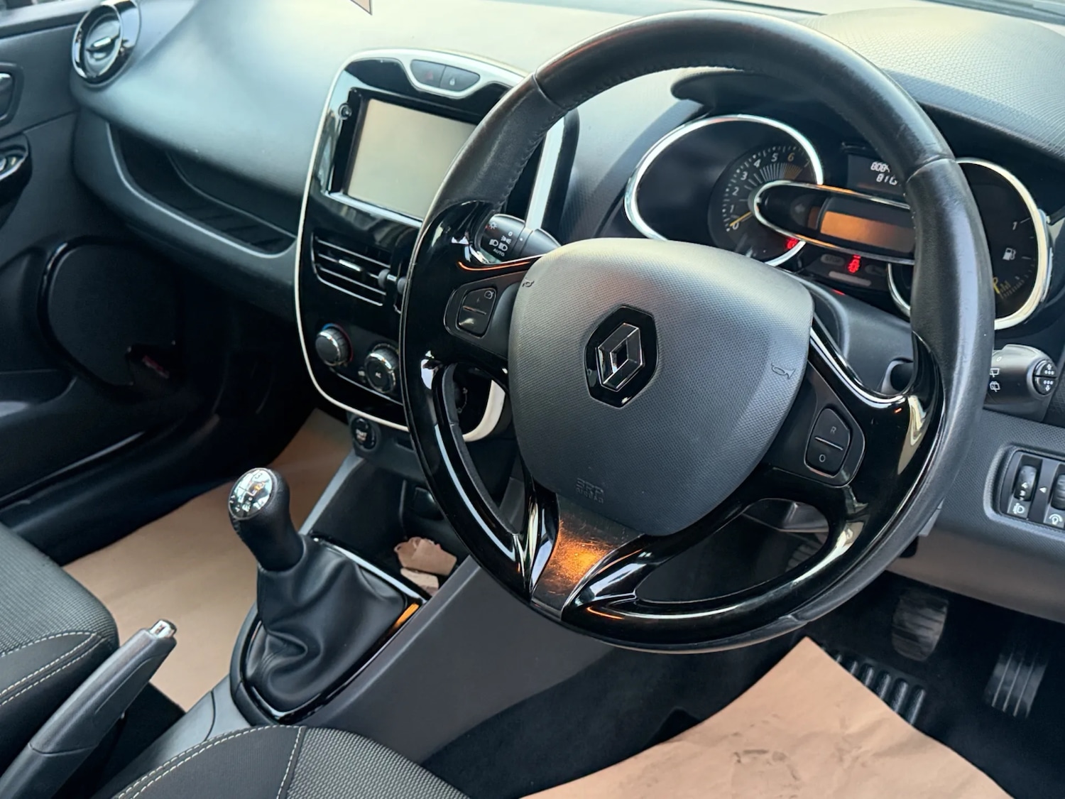 Used Renault Clio 2015 for sale - 77750469: Photo 11