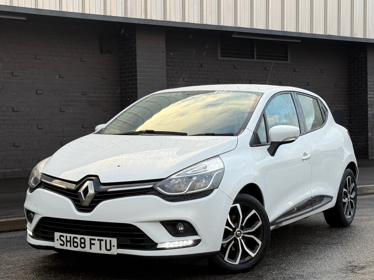 Used Renault Clio 2018 for sale - 76510525: Photo 2
